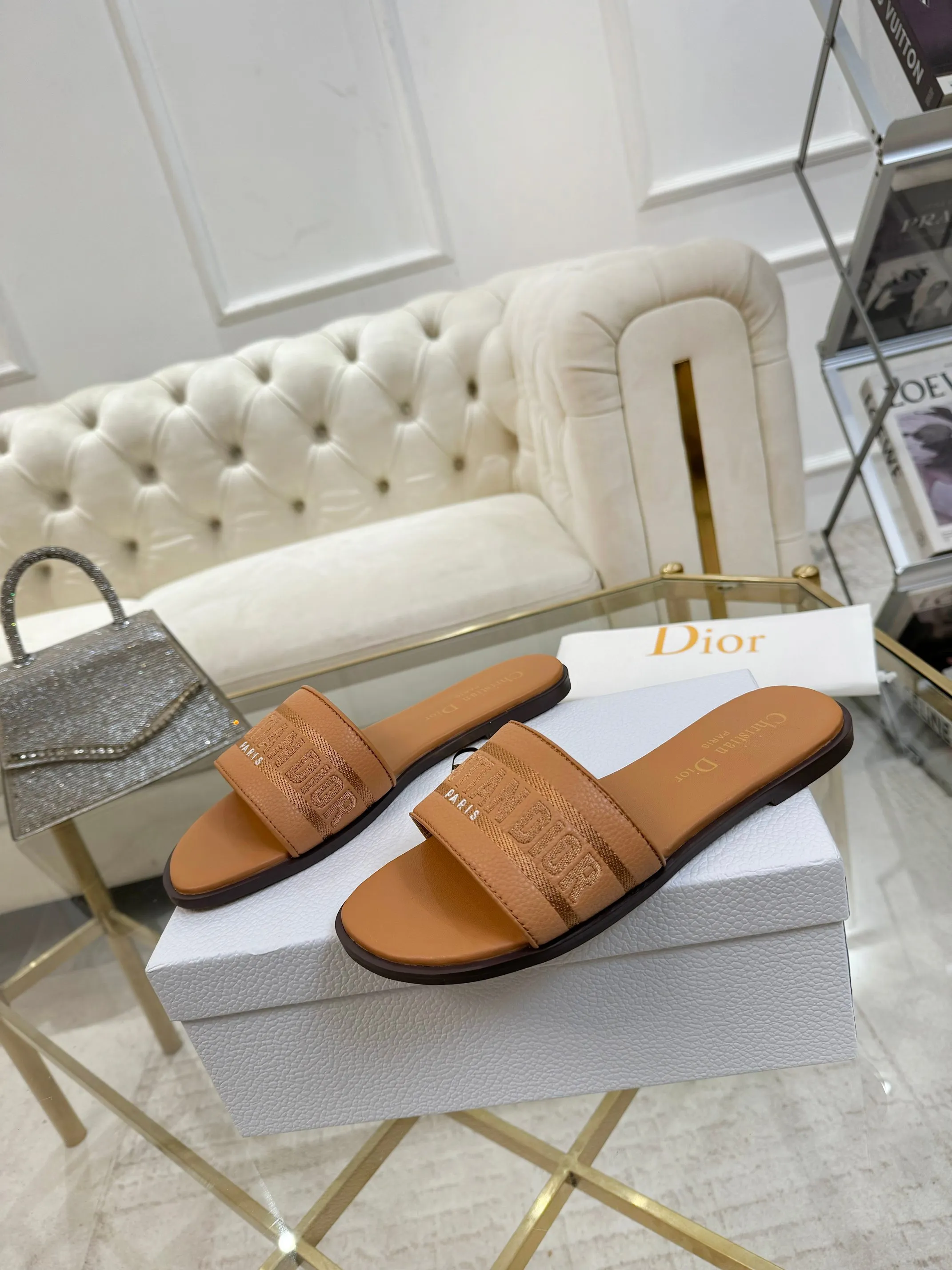 👟👟Ex-factory price 340👟👟 Genuine leather sole +40 Dior new style cowhide surface, sheepskin lining + embroidery process, 5 colors optional, code size 35-42, rubber sole, genuine leather sole +40